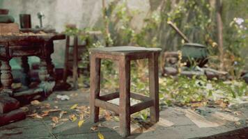 un abandonné pièce avec une en bois tabouret sur une usé pierre sol video