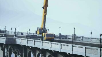 gros auto grue sur le pont en dessous de contraction video