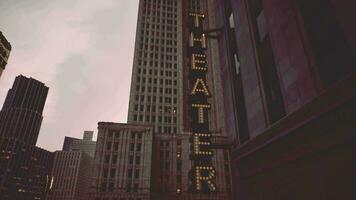 een theater teken Aan een hoog gebouw video