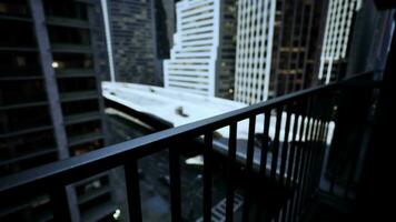 Stadtbild gefangen von ein Balkon mit Blick auf das geschäftig Straßen unten video