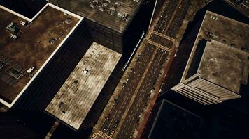un' uccelli occhio Visualizza di un' vivace città strada circondato di torreggiante edifici video