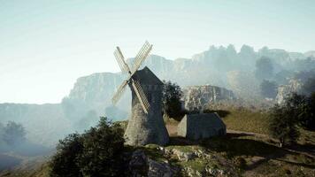 toneel- visie van de oud windmolen van collioure video