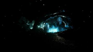 magnifique la glace la grotte intérieur à glacier nationale parc video