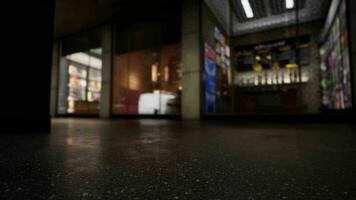 un Tienda frente a noche, capturado en un borroso y misterioso camino video