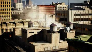 en stadsbild Engulfed i tjock rök och ånga stigande från de hustak video