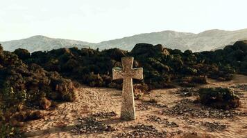 een eenzaam steen kruis in de enorm woestijn landschap video