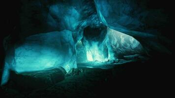 Eingang einer Eishöhle im Gletscher in Südisland video