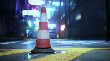 uma tráfego cone sentado em a lado do uma estrada video