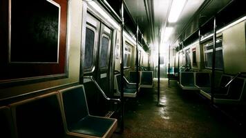 un vide métro voiture dans une vaguement allumé souterrain station video