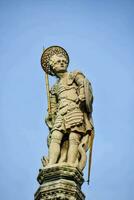 un Roca estatua de un hombre foto