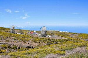 the radio telescopes are on the top of a hill photo
