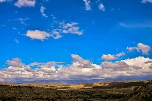 un ver de el Desierto con nubes en el cielo foto