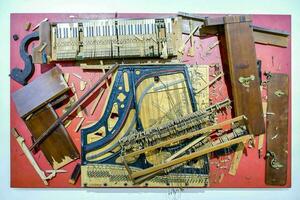 un grande pintura de musical instrumentos foto