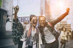 parejas de asiático viajero felicidad emoción a dotonbori más popular de viaje destino en Osaka Japón foto