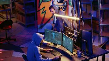 gli hacker nel metropolitana bunker Lavorando insieme per prendere vantaggio di sicurezza violazione dopo guadagnando non autorizzato accesso per sistema. canaglia programmatori pirateria Rete per rubare governo dati video