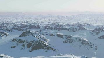 een met sneeuw bedekt berg reeks met majestueus pieken in de afstand video