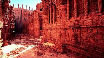 een gedetailleerd visie van de ingewikkeld houtsnijwerk Aan de muren van een majestueus tempel video
