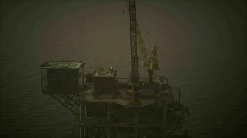 un olio impianto in piedi alto nel il vasto distesa di il oceano video