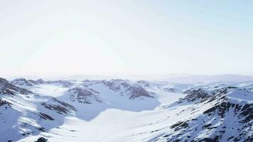 met sneeuw bedekt berg reeks video