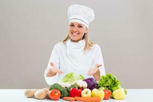 hermosa cocinero demostración manojo de vegetal foto