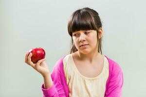 pequeño niña no querer a comer Fruta foto