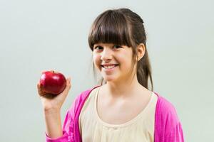 pequeño niña participación manzana foto