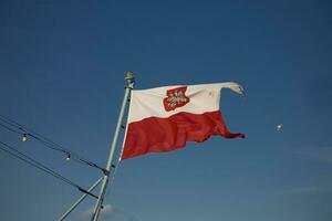 bandera Polonia en cielo foto