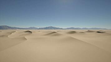 une désert paysage avec le sable dunes et montagnes dans le distance video