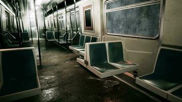 un vacío tren coche en el metro subterráneo video