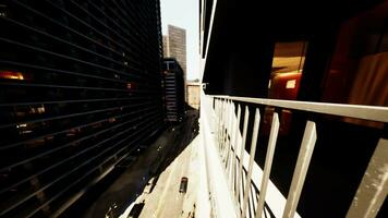 un' vivace città strada catturato a partire dal un' grattacielo balcone video