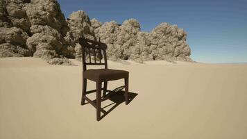 en stol Sammanträde på topp av en sandig strand video