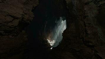 un fascinante cueva con un cautivador jugar de ligero y sombra video