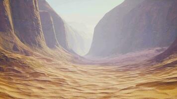 deserto paesaggio con maestoso montagne e d'oro sabbia video