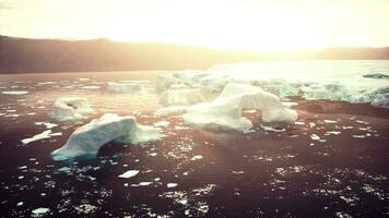 une captivant vue de flottant icebergs sur une tranquille corps de l'eau video