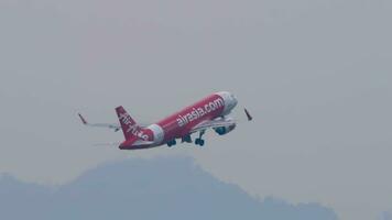 phuket, Tailandia febrero 26, 2023 asiático bajo costo aerolínea airasia avión tomando apagado a amanecer a phuket aeropuerto. turismo y aviación concepto video