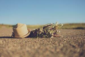 imagen de sombrero y flores en el país la carretera foto