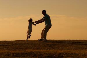 contento padre y hija teniendo divertido en naturaleza foto