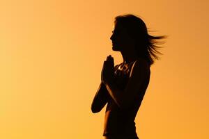 silueta de un mujer meditando en el naturaleza foto