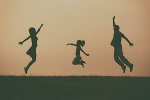 familia disfrutar gasto hora juntos al aire libre foto