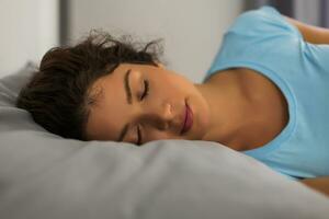 hermosa mujer dormido foto