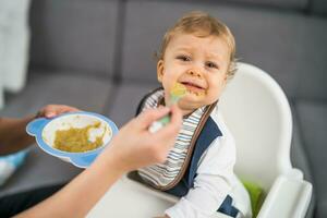 enojado bebé chico no querer a comer foto