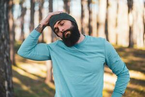 hombre con barba disfruta hacer ejercicio en naturaleza foto