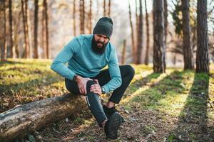 hombre tiene tiene deporte lesión desde hacer ejercicio foto