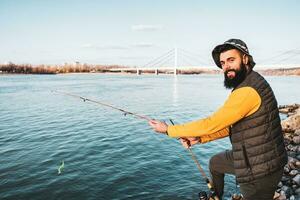 hombre disfruta pescar a el río foto