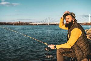 hombre disfruta pescar por el río foto