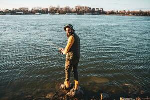 hombre disfruta pescar a el río foto