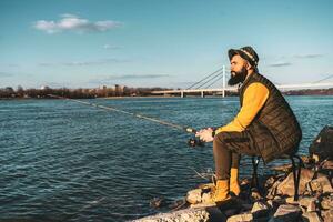 hombre disfruta pescar por el río foto