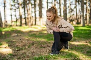 mujer tiene tiene deporte lesión desde hacer ejercicio foto