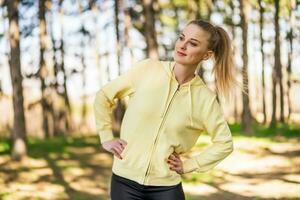 mujer disfruta hacer ejercicio en el naturaleza foto