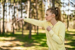 mujer disfruta hacer ejercicio en el naturaleza. foto